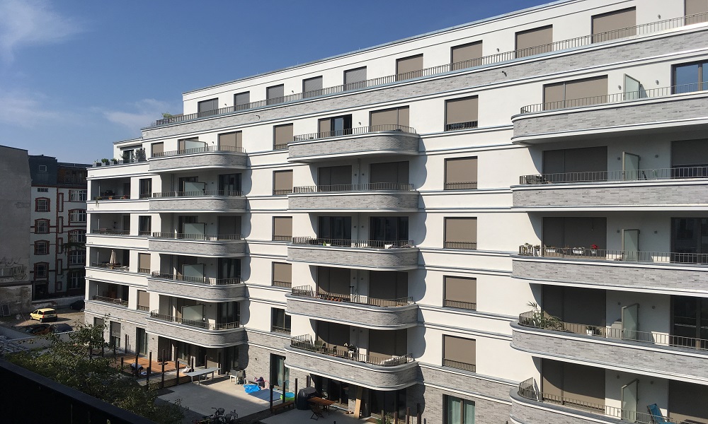 Apartamenty Berlin 2019 — fasada słupowo-ryglowa i duże przeszklenia